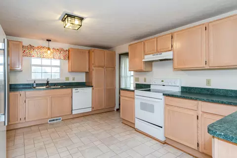 Kitchen - 929 N Tecumseh Rd, Springfield, OH 45504 photo 2 of 7
