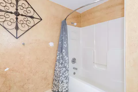 Bath - 929 N Tecumseh Rd, Springfield, OH 45504 photo 4 of 6