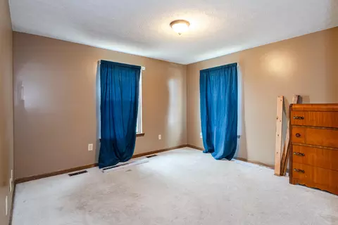Bedroom - 929 N Tecumseh Rd, Springfield, OH 45504 photo 3 of 6