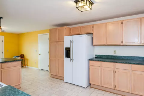 Kitchen - 929 N Tecumseh Rd, Springfield, OH 45504 photo 5 of 7