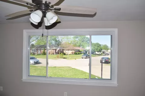 Living - 4642 Laredo St, Springfield, OH 45503 photo 3 of 4