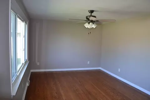 Living - 4642 Laredo St, Springfield, OH 45503 photo 2 of 4
