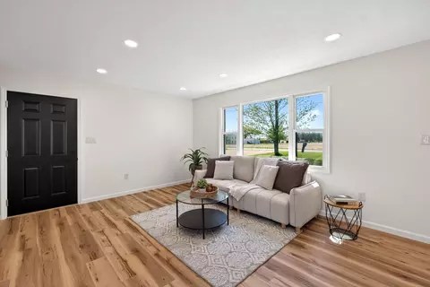 Living - 2430 Myers Rd, Springfield, OH 45502 photo 2 of 3