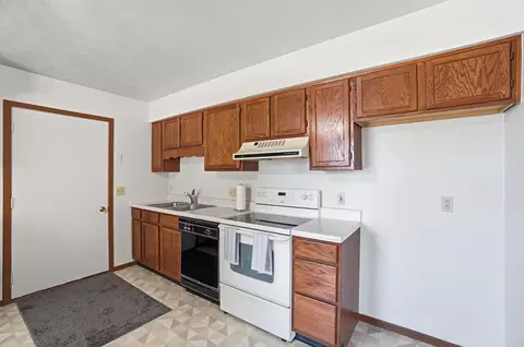 Kitchen - 4898 E Brannan Dr, Springfield, OH 45502 photo 3 of 4