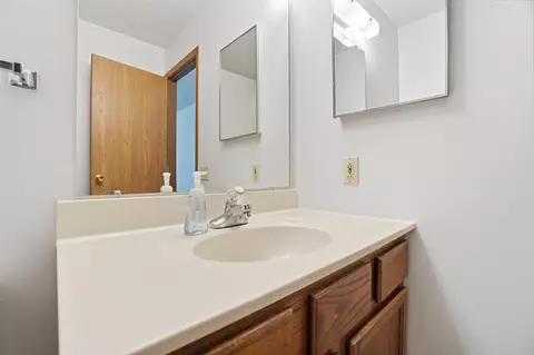Bath - 4898 E Brannan Dr, Springfield, OH 45502 photo 2 of 3