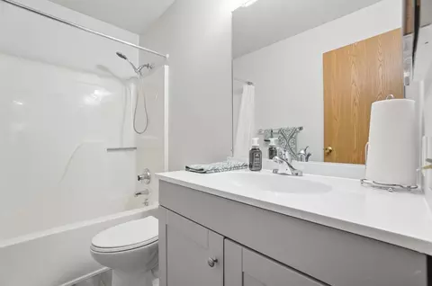 Bath - 4898 E Brannan Dr, Springfield, OH 45502 photo 3 of 3