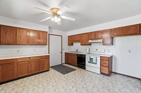 Kitchen - 4898 E Brannan Dr, Springfield, OH 45502 photo 2 of 4