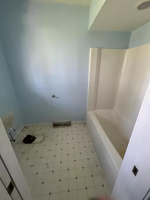 Bath - 17300 Lock Two Rd, Botkins, OH 45306 photo 5 of 11