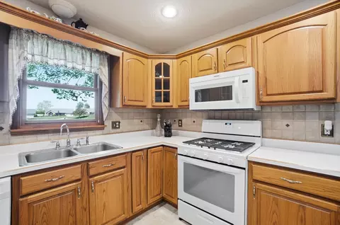 Kitchen - 1738 Berwick Dr, Springfield, OH 45503 photo 2 of 5