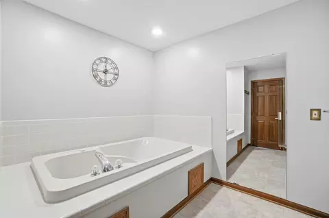 Bath - 1738 Berwick Dr, Springfield, OH 45503 photo 3 of 4