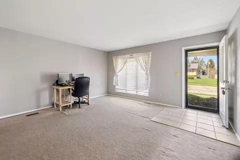 Living - 1405 Providence Ave, Springfield, OH 45503 photo 2 of 4