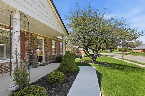 Exterior - 837 Santa Monica Ave, Springfield, OH 45503 photo 2 of 15