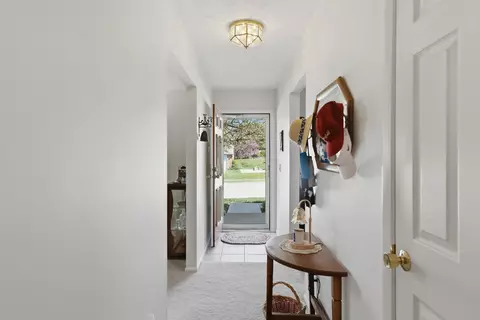 Entry Way - 837 Santa Monica Ave, Springfield, OH 45503 photo 2 of 4