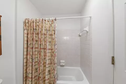 Bath - 837 Santa Monica Ave, Springfield, OH 45503 photo 5 of 6
