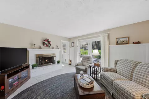 Living - 837 Santa Monica Ave, Springfield, OH 45503 photo 4 of 5