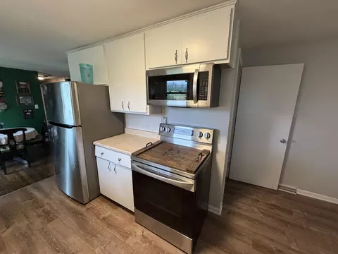 Kitchen - 5145 W Ridgewood Rd, Springfield, OH 45503 photo 2 of 2