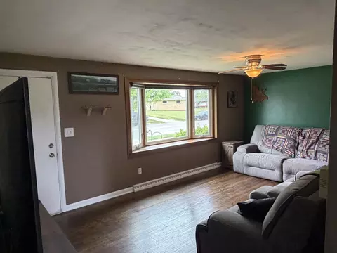 Living - 5145 W Ridgewood Rd, Springfield, OH 45503 photo 2 of 2