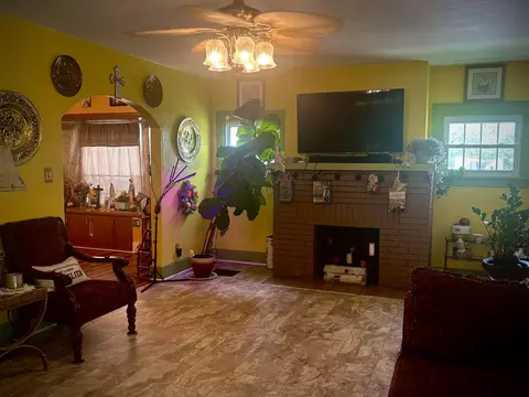 Living - 150 S Kensington Pl, Springfield, OH 45504 photo 1 of 3
