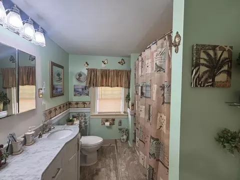 Bath - 150 S Kensington Pl, Springfield, OH 45504 photo 1 of 3