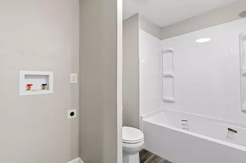 Bath - 402 Highview Ave, Springfield, OH 45505 photo 2 of 2
