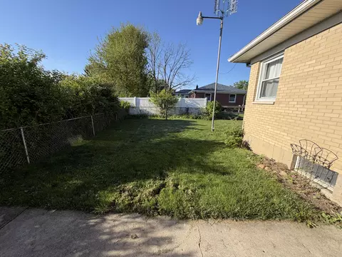 Exterior - 2416 Northmoor Dr, Springfield, OH 45503 photo 8 of 10