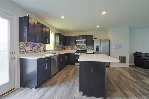 Kitchen - 517 Skyway Dr, Springfield, OH 45505 photo 2 of 5