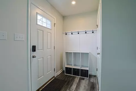 Entry Way - 517 Skyway Dr, Springfield, OH 45505 photo 1 of 3