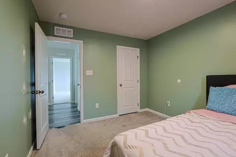 Bedroom - 517 Skyway Dr, Springfield, OH 45505 photo 7 of 11