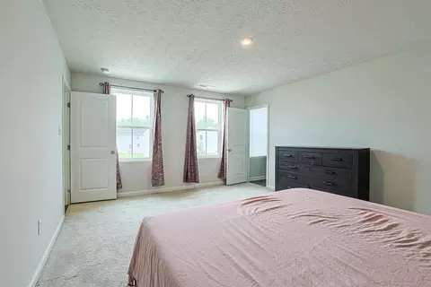 Bedroom - 517 Skyway Dr, Springfield, OH 45505 photo 5 of 11