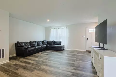 Living - 517 Skyway Dr, Springfield, OH 45505 photo 1 of 2