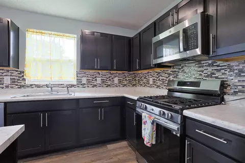 Kitchen - 517 Skyway Dr, Springfield, OH 45505 photo 4 of 5