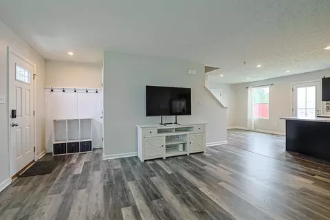 Entry Way - 517 Skyway Dr, Springfield, OH 45505 photo 2 of 3