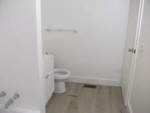 Bath - 1611 Springmont Ave, Springfield, OH 45506 photo 1 of 1