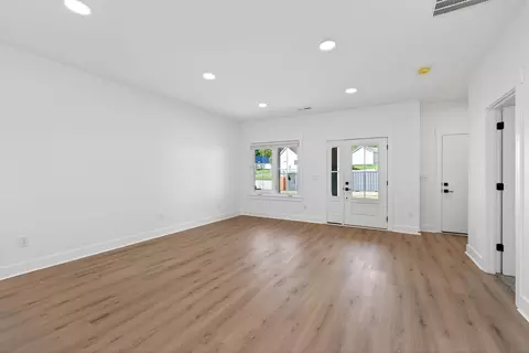Living - 1766 Northpoint Ln, Springfield, OH 45503 photo 4 of 6