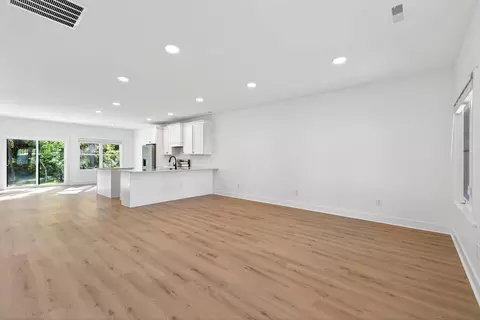 Living - 1766 Northpoint Ln, Springfield, OH 45503 photo 2 of 6