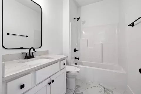 Bath - 1766 Northpoint Ln, Springfield, OH 45503 photo 4 of 5