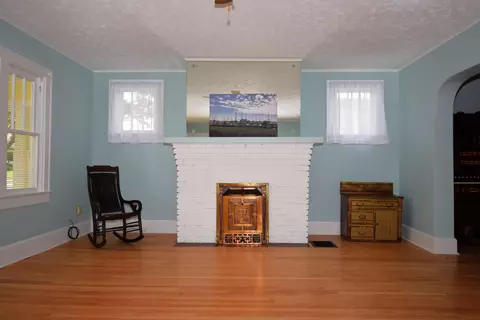 Living - 3734 Lawrenceville Dr, Springfield, OH 45504 photo 4 of 5