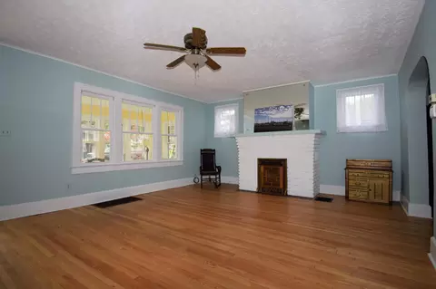 Living - 3734 Lawrenceville Dr, Springfield, OH 45504 photo 3 of 5