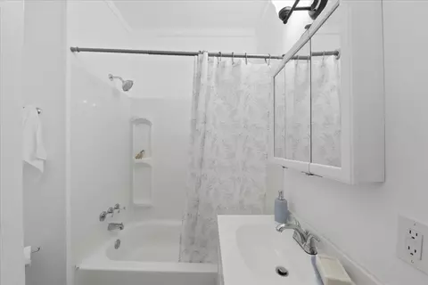 Bath - 617 E Mccreight Ave, Springfield, OH 45503 photo 1 of 2