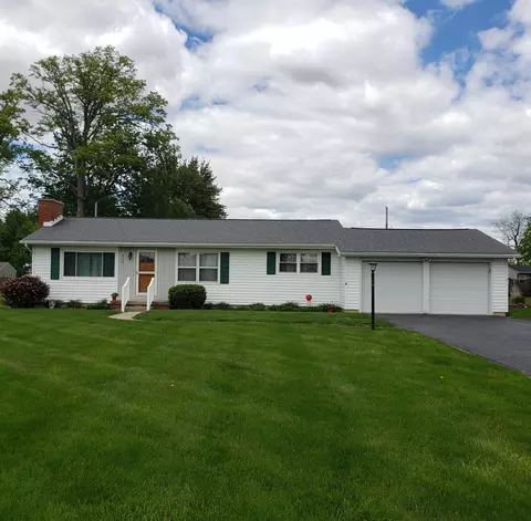 402 Woodlawn Dr, Wapakoneta, OH 45895