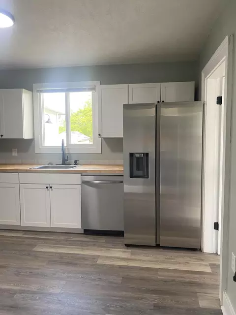 Kitchen - 1400 Innisfallen Ave, Springfield, OH 45506 photo 3 of 8