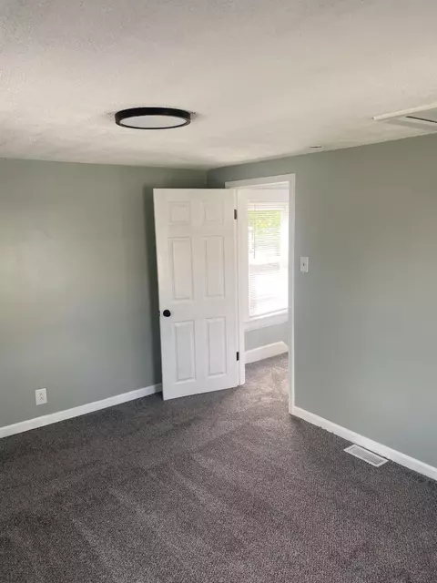 Bedroom - 1400 Innisfallen Ave, Springfield, OH 45506 photo 3 of 5