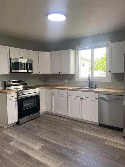 Kitchen - 1400 Innisfallen Ave, Springfield, OH 45506 photo 4 of 8