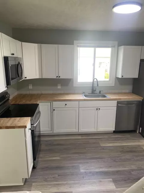 Kitchen - 1400 Innisfallen Ave, Springfield, OH 45506 photo 6 of 8