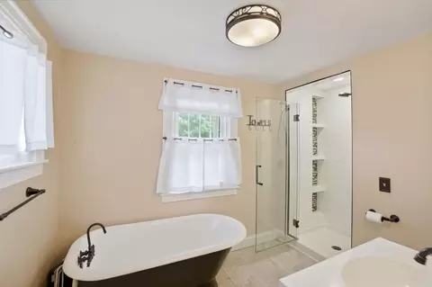 Bath - 146 N Kensington Pl, Springfield, OH 45504 photo 3 of 4