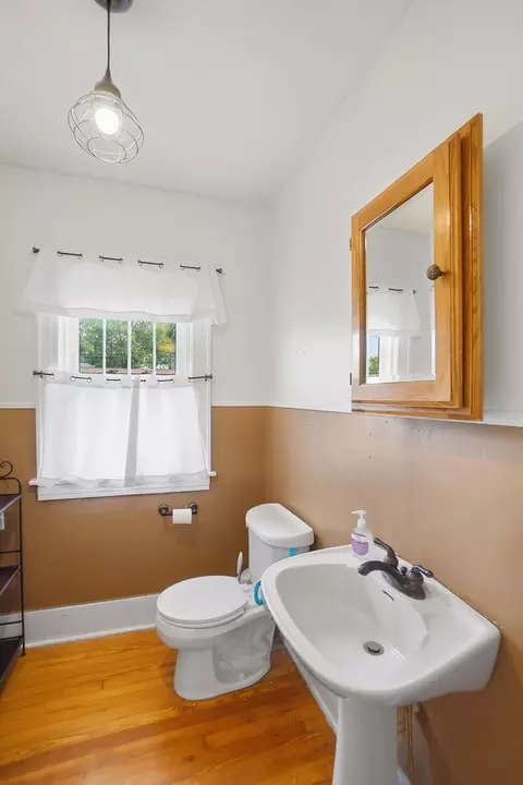 Bath - 146 N Kensington Pl, Springfield, OH 45504 photo 2 of 4