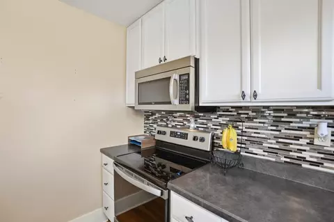 Kitchen - 146 N Kensington Pl, Springfield, OH 45504 photo 2 of 4