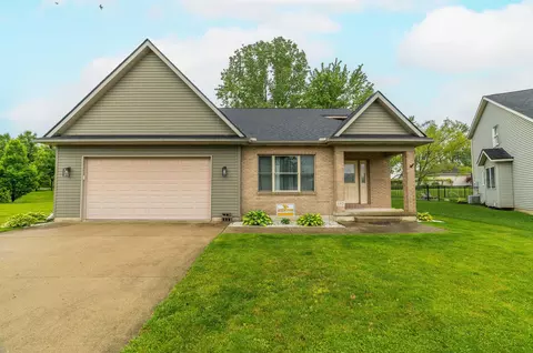 132 Village Green Dr, Sidney, OH 45365