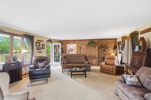 Living - 4170 Johnson Rd, Springfield, OH 45502 photo 6 of 6