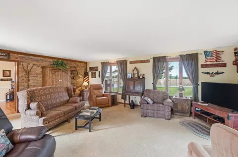 Living - 4170 Johnson Rd, Springfield, OH 45502 photo 5 of 6